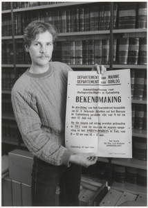 M 4531 Archivaris dhr. Henk Huitsing van het Streekarchivariaat, de samensteller van een bronnenpublicatie over de ...