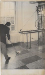 M 4535 Tentoonstelling in Streekmuseum, een medewerker dweilt de vloer nog even voor het open gaat.