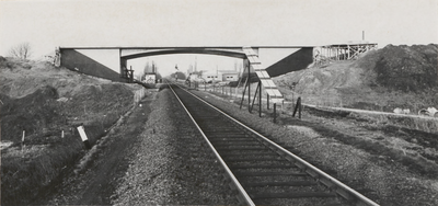 M 4536 Het viaduct in de Provinciale weg Buren over de spoorlijn Tiel Geldermalsen, aan het einde van de Papesteeg