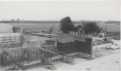 M 4537 De bouw van het viaduct in de Provinciale weg Buren, over de spoorlijn Tiel Geldermalsen, aan het einde van de ...