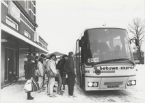 M 4558 Overname treinreizigersvervoer met busvervoer vanwege defect Trein, mensen staan voor het station in Tiel