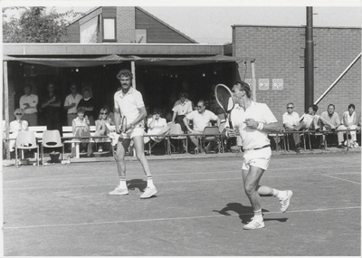 M 4586 Tenniswedstrijd Tennisclub eventueel in Kerk-Avezaath rechtse speler Joop van Hilten