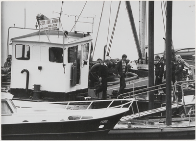 M 4590 Arrestatie van drie personen door Rijkspolitie te water en Gemeentepolitie Tiel in haven. Twee boten evtueel van ...