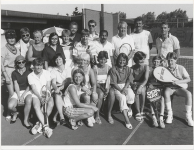 M 4604 Eventueel Tenniskampioensteams bij Kellendonck in Kerk-Avezaath geheel rechts staande Joop van Hilten