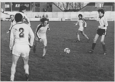 M 4621 Op Theole terrein wordt een voetbalwedstrijd gespeeld door een voetbalteam van Theole. Links van het midden ...