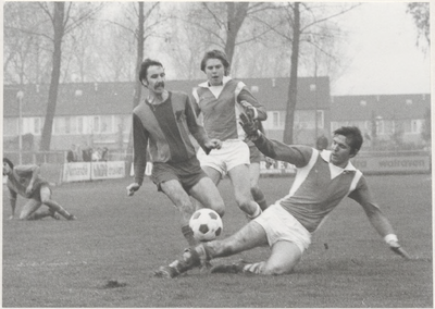 M 4628 Op het sportpark De Lok wordt een voetbalwedstrijd tussen T.E.C. en CHRC gespeeld die eindigd in 1t.e.c.1. Op de ...