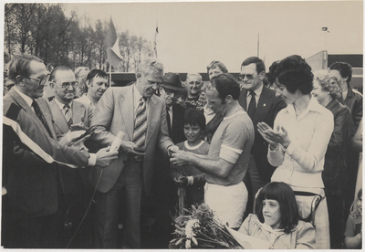 M 4629 De Tielse Wethouder voor Sportzaken Henk van den Burg, links van het midden, tijdens de prijsuitreiking op het ...