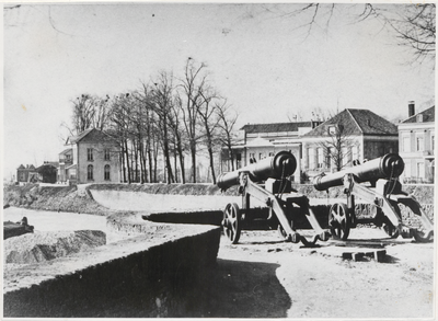 M 4643 De kanonnen op de Tolhuiswal. Van het midden links het gebouw Bellevue