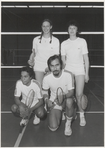 M 4648 Het eerste badmintonteam van Thiela is door een overwinning op Vollenhove uit Zeist deze week kampioen geworden ...