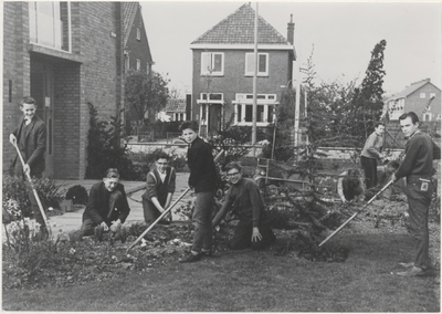 M 4650 Eventueel zijn leerlingen van de Lagere Tuinbouwschool aan de Scheeringlaan/hoek Papesteeg bezig met het ...