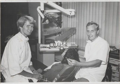 M 4654 Een foto van een tandarts die met z n assistent een behandeling uitvoert
