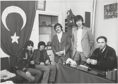 M 4655 Aan het Plein is het bureau van de Tielse afdeling van de Idealistische Turkse Werknemers Vereniging gevestigd. ...