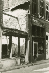 M 47 In de vroege morgenuren van 10 april 1971 werden in de Weerstraat 3 zakenpanden door brand verwoest. Weerstraat ...