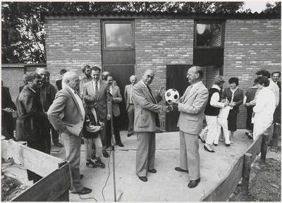 M 4721 Eventueel opening kleedkamers voetbalvereniging ISC rechts op de foto Burgemeester Hoftijzer