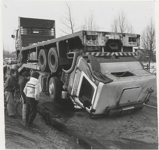 M 4728 Bij Westroyen schuift evt. door het remmen de lading van een vrachtwagen, een andere vrachtwagen, door waarbij ...