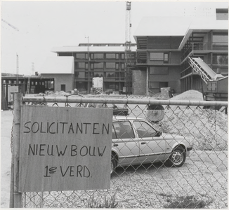 M 4736 Op het hek voor het in aanbouwzijnde motelconcern van der Valk hangt een bord waarop sollicitanten worden ...