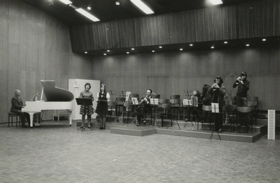 M 474 De aula van de muziekschool. Deze werd in 1973 officieel in gebruik genomen