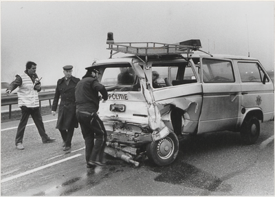 M 4749 Eventueel een politiebusje van de Tielse Politie vernield tengevolge van een verkeersongeluk eventueel op de ...
