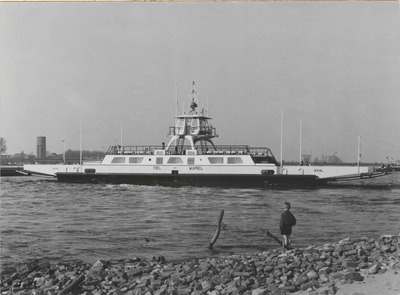 M 4783 Veerpont Waal die de vaarverbinding Tiel-Wamel onderhoudt. In gebruik gesteld op 26 maart 1960. Links op de ...