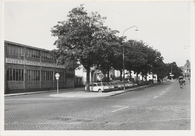 M 4789 Links het fabrieksgebouw van de Hilversumsche Meubelfabrieken aan de Veemarkt. Daarnaast rechts de villa's van ...