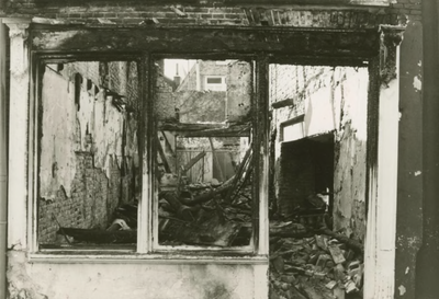 M 48 In de vroege morgenuren van 10 april 1971 werden in de Weerstraat 3 zakenpanden door brand verwoest. Weerstraat ...