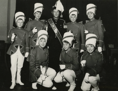 M 480 De eerste majorettengroep van het Tiels Stedelijk Muziekkorps met de tamboer-maitre, dhr. J. Spee