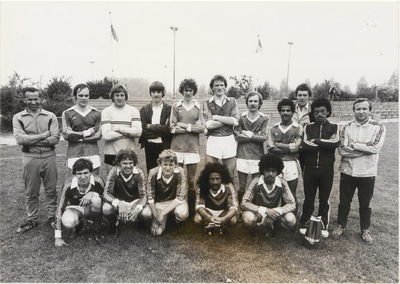 M 4804 Voetbalelftal RKTVC. Deze foto is uitgegeven in verband met een aktie na de kantine brand