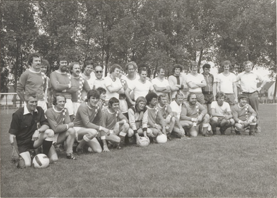 M 4805 Voetbalwedstrijd Betuwe-Veronica. Op het voetbalveld van TEC. wordt een voetbalwedstrijd tussen een Betuwse ...