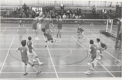M 4813 Volleybal wedstrijd in de Betuwe Hal met publiek op de tribune