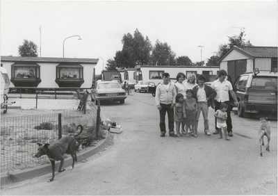 M 4868 Woonwagenkamp aan Passewaayse Rondweg,mensen van het kamp staan te kijken waarschijnlijk naar de Fotograaf