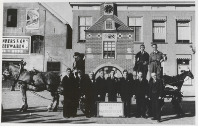 M 4874 Leden van de buurtvereen: de Waterpoort die opgericht is op 16 augustus 1945. V.l.n.r.: van Os, Lahey, Harte, ...