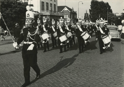 M 489 De Koninklijke Tielse Vrijwillige Muziekvereniging voor het hotel de Roos 