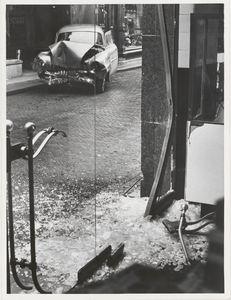 M 4897 Op een vroege zondagmorgen in september 1967 rijdt een personenauto de winkel van de Gruijter aan de Waterstraat ...