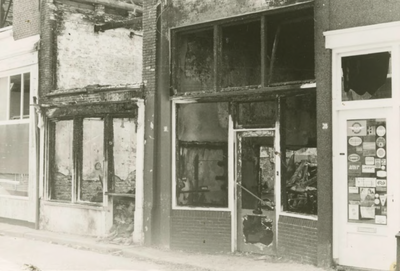 M 49 In de vroege morgenuren van 10 april 1971 werden in de Weerstraat 3 zakenpanden door brand verwoest. Weerstraat ...