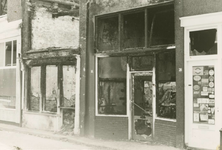 M 49 In de vroege morgenuren van 10 april 1971 werden in de Weerstraat 3 zakenpanden door brand verwoest. Weerstraat ...
