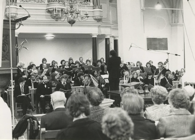 M 490 In de St. Maartenskerk geven het Tiels Madrigaalkoor en het orkest van de Tielse muziekschool een uitvoering van ...