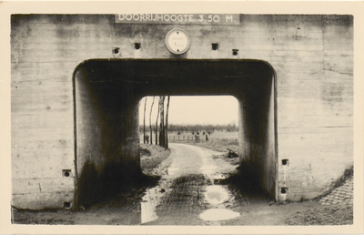 M 4924 Het spoorwegviaduct over de toegangsweg naar het T.E.C. terrein. De foto is genomen in de richting van de Hennepe
