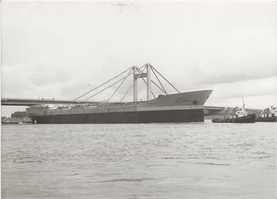 M 4942 De 23.000 tonner lbn Albanna is te hoog om onder de Prins Willem Alexanderbrug door te kunnen varen. Het schip ...