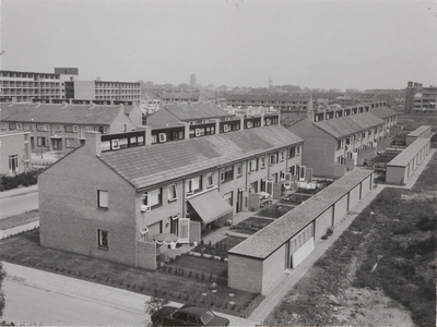 M 4962 Nieuwbouw wadenoyenlaan. In het midden de achterkant van huizen gelegen aan de Wadenoyenlaan. Links bovenaan het ...