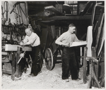 M 4989 Gebroeders Herman Emans en Nol Emans aan het werk in hun wagenmakerij aan de Westluidensestraat