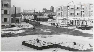 M 5004 De bouw van het winkelcentrum Hertog Karel aan de Hertog Karellaan/Graaf Waltgerlaan is voltooid. Rechts enige ...