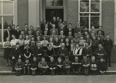M 504 Het Gymnasium met de leraren en leerlingen gelegen aan het Kalverbos