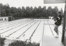 M 5056 Zwembad Groenendaal met zwemmers en badjuffrouw