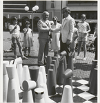M 5062 Inwijding schaakspel promenade Groenmarkt met links van het midden loco-burgemeester dhr. Piet Schroer