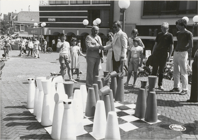 M 5063 Inwijding schaakspel promenade Groenmarkt. Van het midden links Loco Burgemeester dhr. Piet Schroer