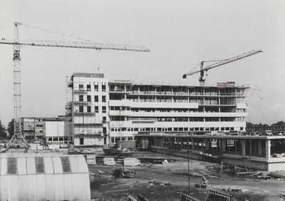 M 5131 De bouw van het nieuwe ziekenhuis Rivierenland is in volle gang. Op de achtergrond links een gedeelte van het ...