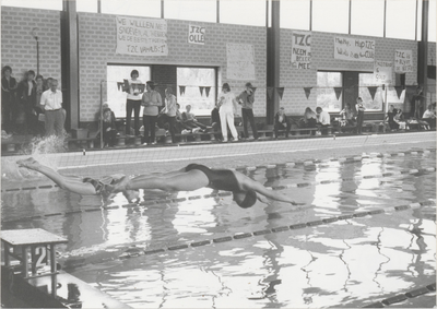 M 5140 In het zwembad Groenendaal wordt een zwemwedstrijd gehouden waaraan de zwemvereniging TZC Vahalis deelneemt