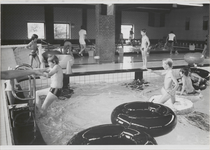 M 5150 Spelende kinderen met grote banden in zwembad Groenendaal