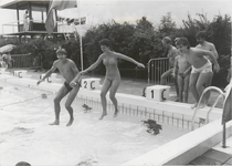 M 5153 Zwemmers springen in zwembad Groenendaal