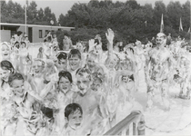 M 5154 Zwemmers in een schuimbad in zwembad Groenendaal